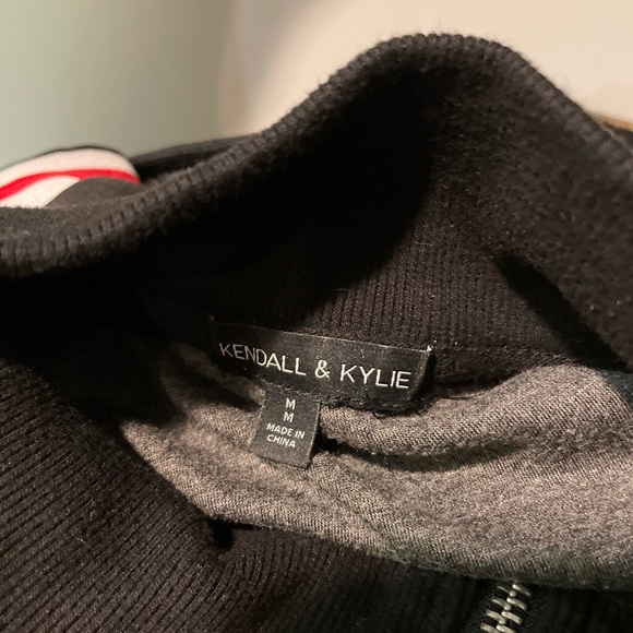 Women’s Kendall & Kylie Long Sleeve Crop ( Medium ) - Picture 2 of 4